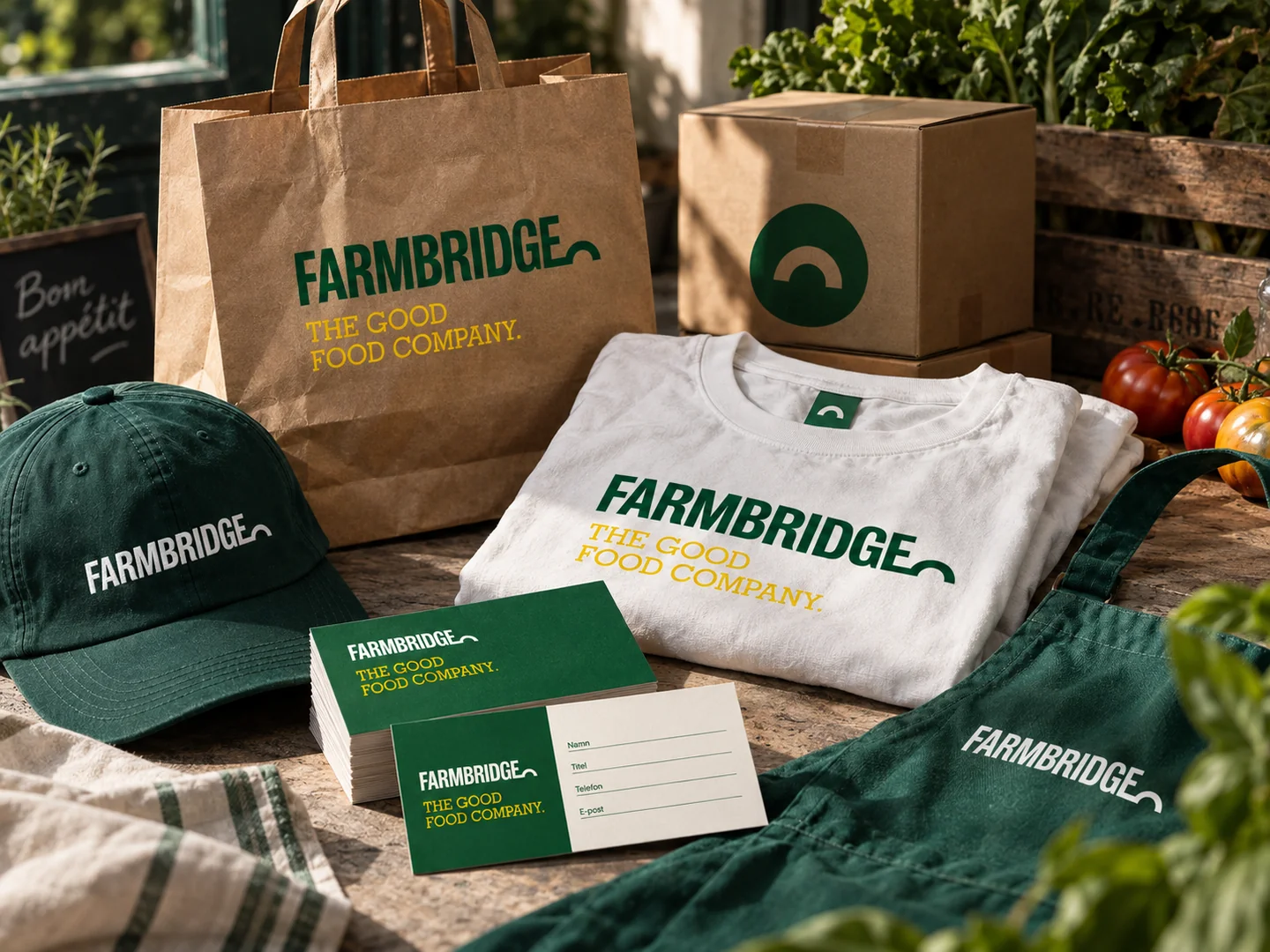 Farmbridge-logotyp på kasse, kartong, keps och tröja