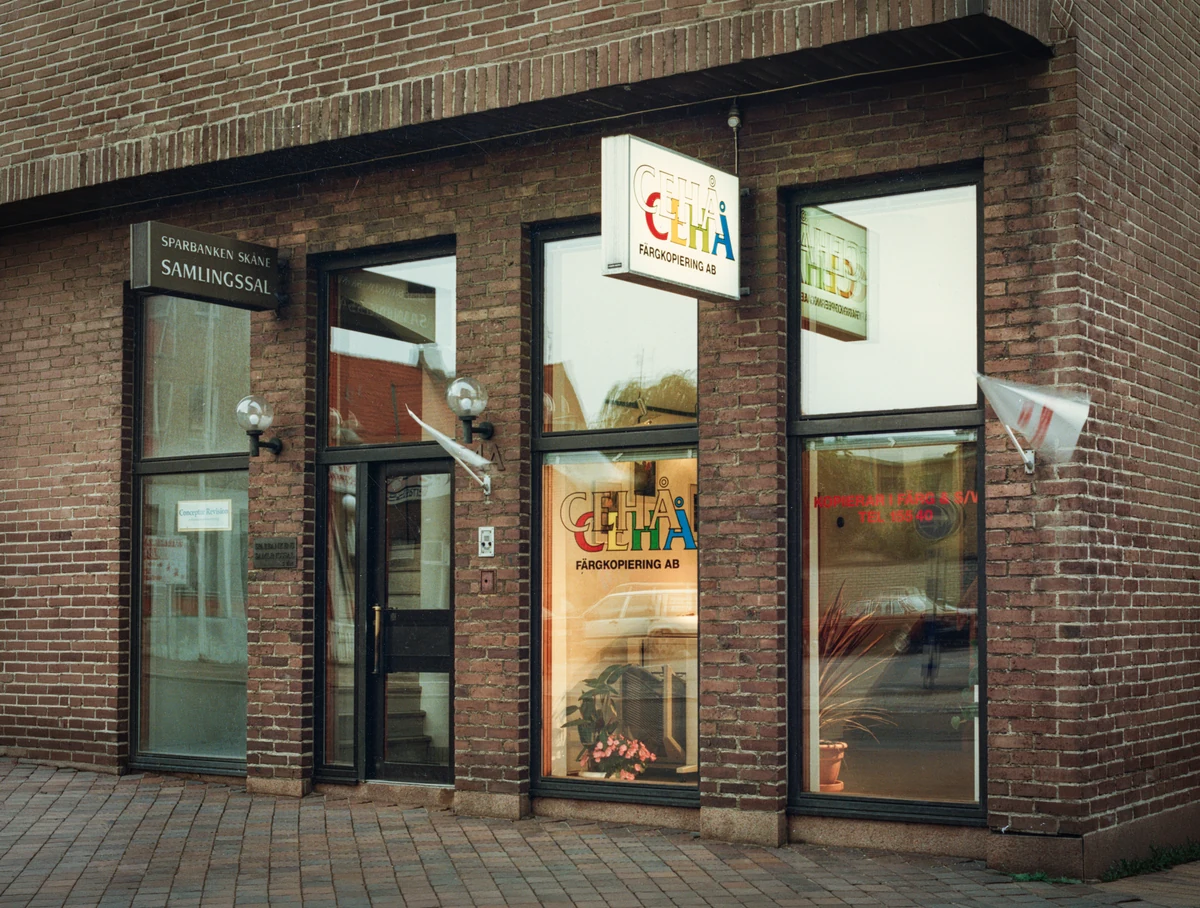 CEHÅ:s butik i Sparbankshuset på C. B. Friisgatan, med den färgglada originalskylten ovanför entrén.