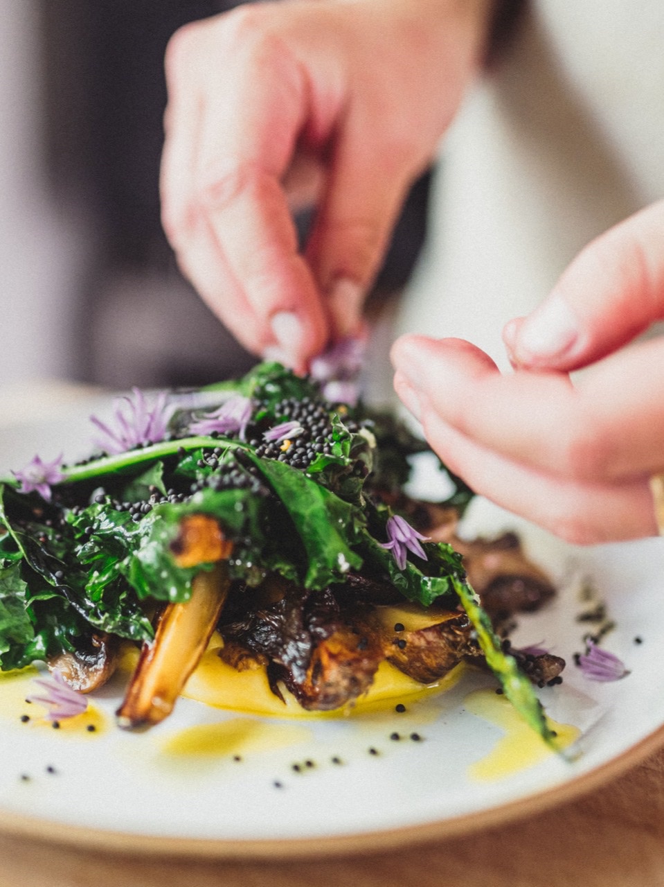 Kock lägger upp mat i ett restaurangkök