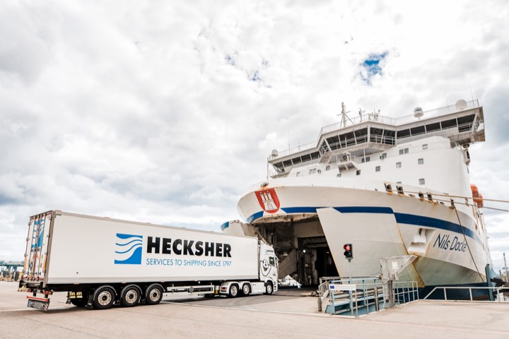 Profilerad lastbil kör ombord på en färja i Trelleborgs hamn.