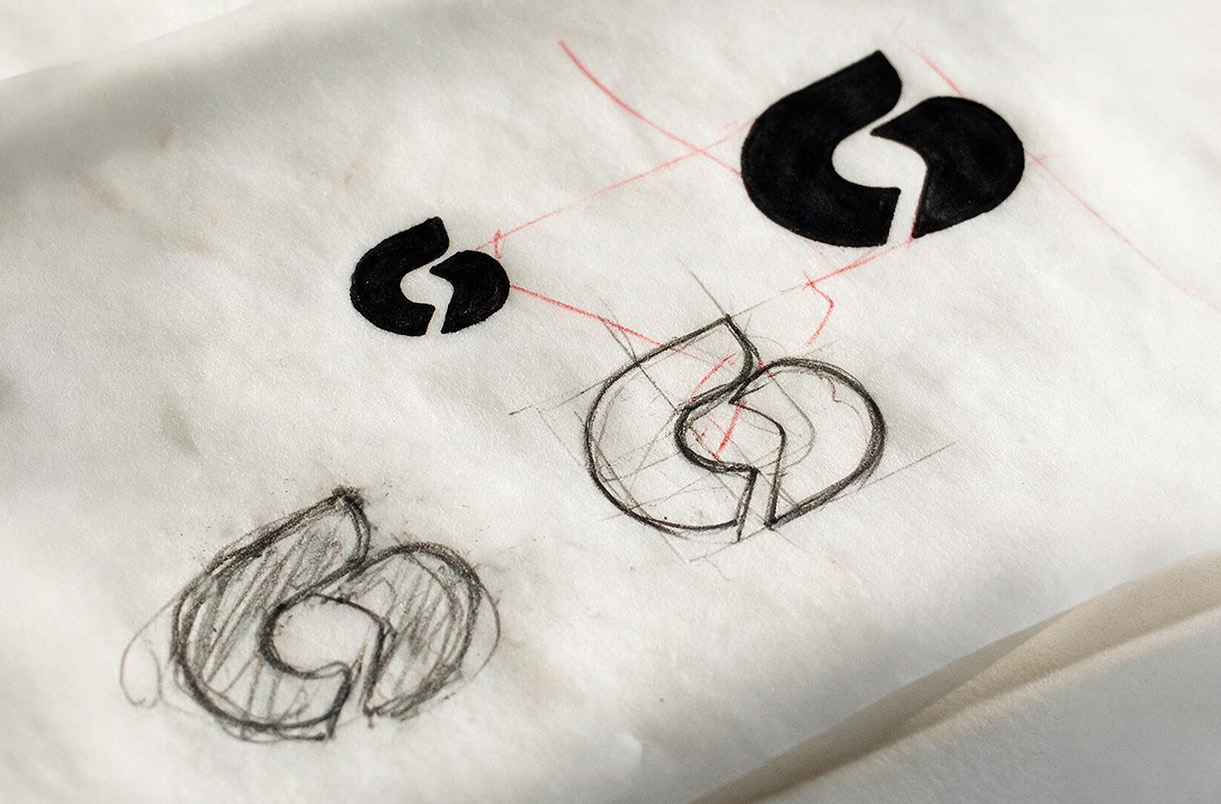 Handritade logotypskisser under designprocessen