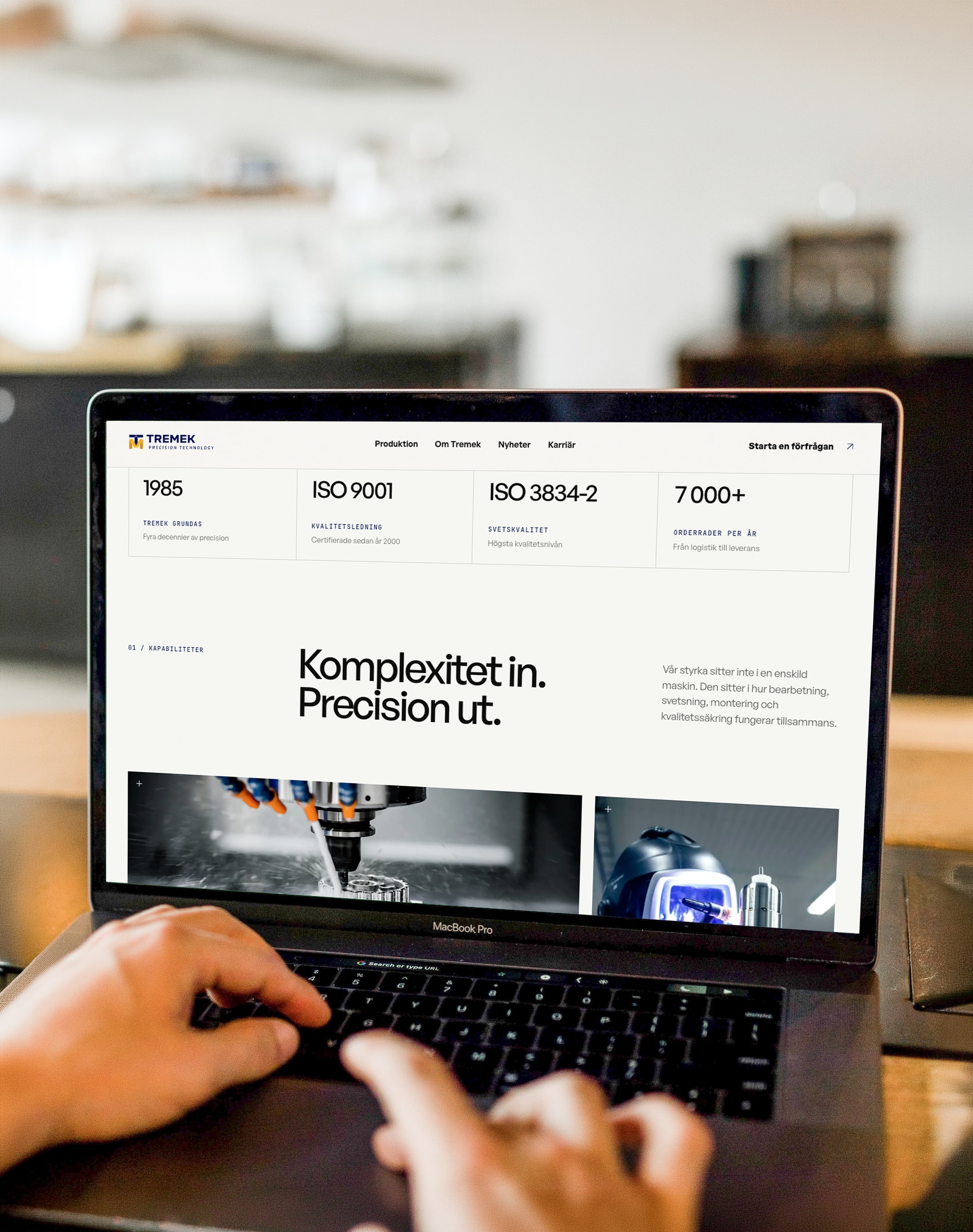 Tremeks webbplats på en bärbar dator i en arbetsmiljö